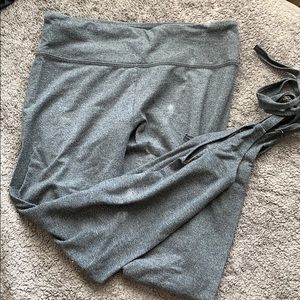 Capri leggings with ties on the bottom